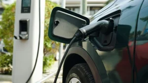 La electrificación del parque automovilístico en España avanza con gran disparidad territorial