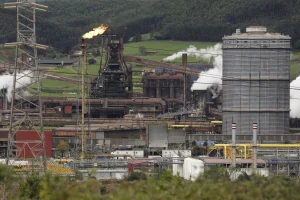 La factura eléctrica de la industria bajaría más de 3.000 millones sin sobrecostes ni IEE