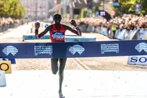 La keniana Agnes Ngetich bate el récord mundial de medio maratón en carrera solo de mujeres