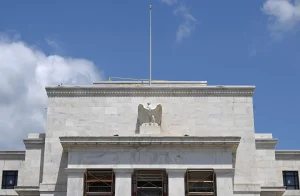 La Reserva Federal sube 25 puntos los tipos en la primera decisión con Kevin Warsh al frente