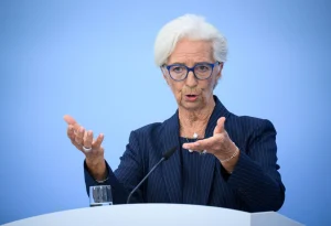 Lagarde justifica las subidas de tipos y asegura que una respuesta mesurada del BCE basta