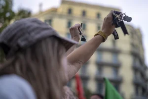 Las discrepancias sobre alquileres y desahucios frenan el decreto ley de vivienda de PSOE y Sumar