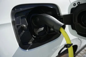 Las ventas de turismos electrificados baten récord en agosto, con cerca del 28% del mercado