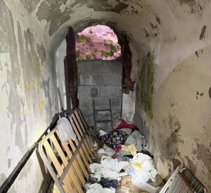 Los Bomberos descubren un asentamiento de inmigrantes en un antiguo túnel militar de Ceuta