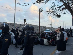 Los migrantes entran en el recurso del Puerto de Ceuta tras una de tensión y cargas