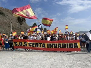 Más de 1.000 ceutíes marchan hacia la frontera del Tarajal para exigir su protección