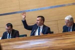 Mompó se disculpa por su tuit a Morant y le exige que deje de hacerse la víctima en política