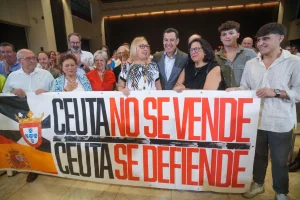 Moreno denuncia la «indolencia arrogante» de Sánchez ante la «invasión» de Ceuta