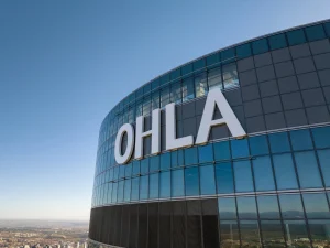 OHLA pide a sus acreedores renunciar a derechos mientras el laudo en Catar sigue en tribunales