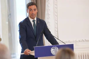 Pradales dice que PNV, EH Bildu y PSE-EE siguen negociando el nuevo estatus y pide discreción