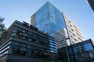 Puig compra a Esteve el 50% de Isdin por 1.200 millones y se hace con el 100% de la empresa