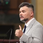 Rufián pide a la ministra de Vivienda que intervenga en el mercado y frene el desahucio de Maricarmen