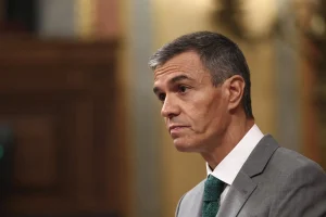 Sánchez niega a Abascal chantajes de Marruecos y le acusa de «llevar correa» de EEUU e Israel