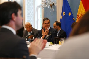 Sánchez ofrece una «alfombra roja» a centros de datos si no consumen energía ni agua