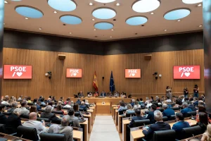 Sánchez pide a sus parlamentarios darlo todo para consolidar los avances sociales hasta 2027
