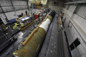 Sumar busca apoyos en el Congreso para que Sánchez firme el tratado que prohíbe armas nucleares