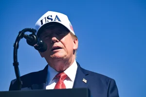 Trump amenaza con excluir los productos canadienses de los contratos del Gobierno de EEUU
