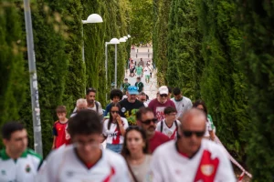 Unos 2.500 rayistas marcharon por Vallecas para volver a su estadio y pedir la salida de Presa