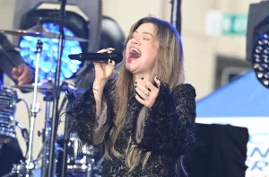 Kelly Clarkson dice que le encanta la IA, pero pide listas de éxitos separadas en la música